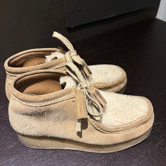 Clarks Wallaby boot, sheearling covered front - Picture 4 of 5